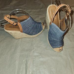 Soda sandal size 10 blue.